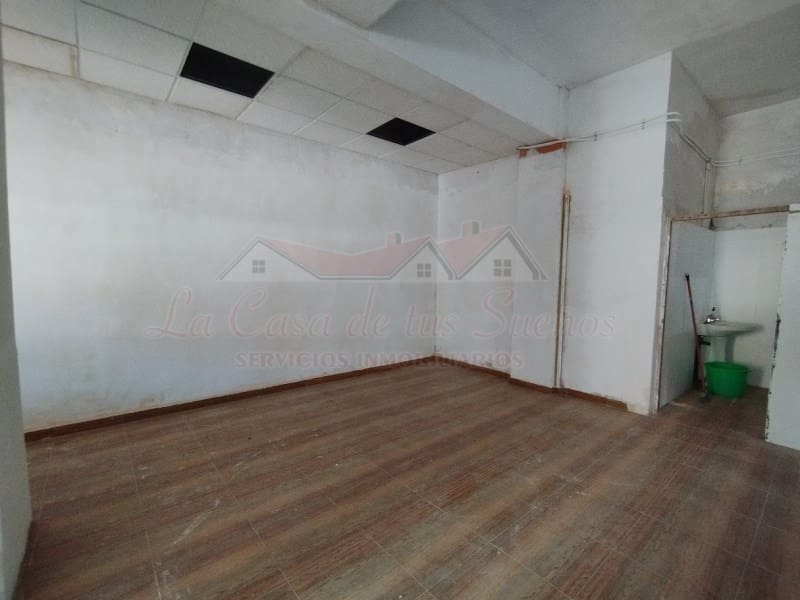 Kommersiell til salgs i Sax med svømmebasseng - € 57 700 (Ref: 9228250)