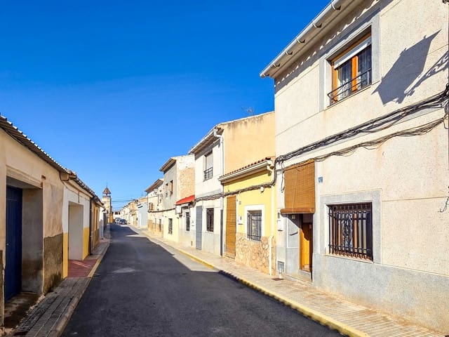 3 bedroom Townhouse for sale in Pinoso with pool - € 89,950 (Ref: 9265171)
