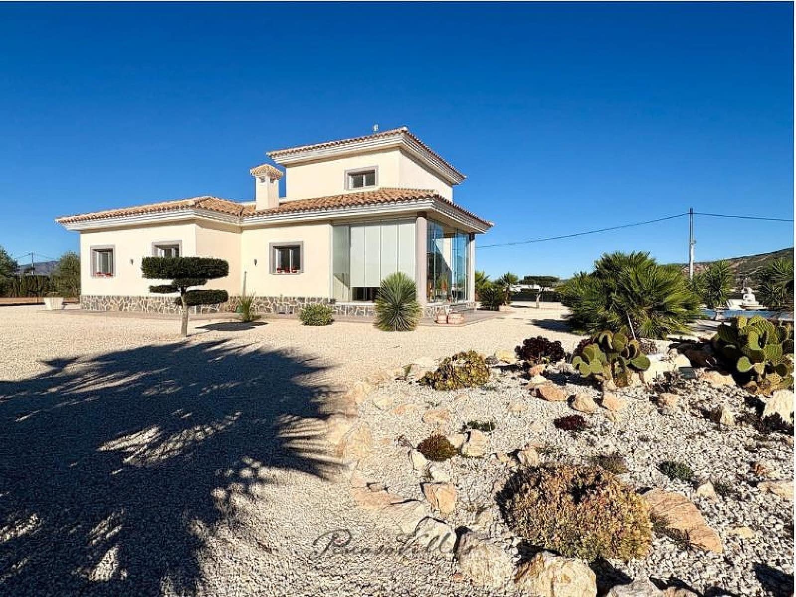 4 bedroom Villa for sale in Pinoso with pool garage - € 549,000 (Ref: 9353187)