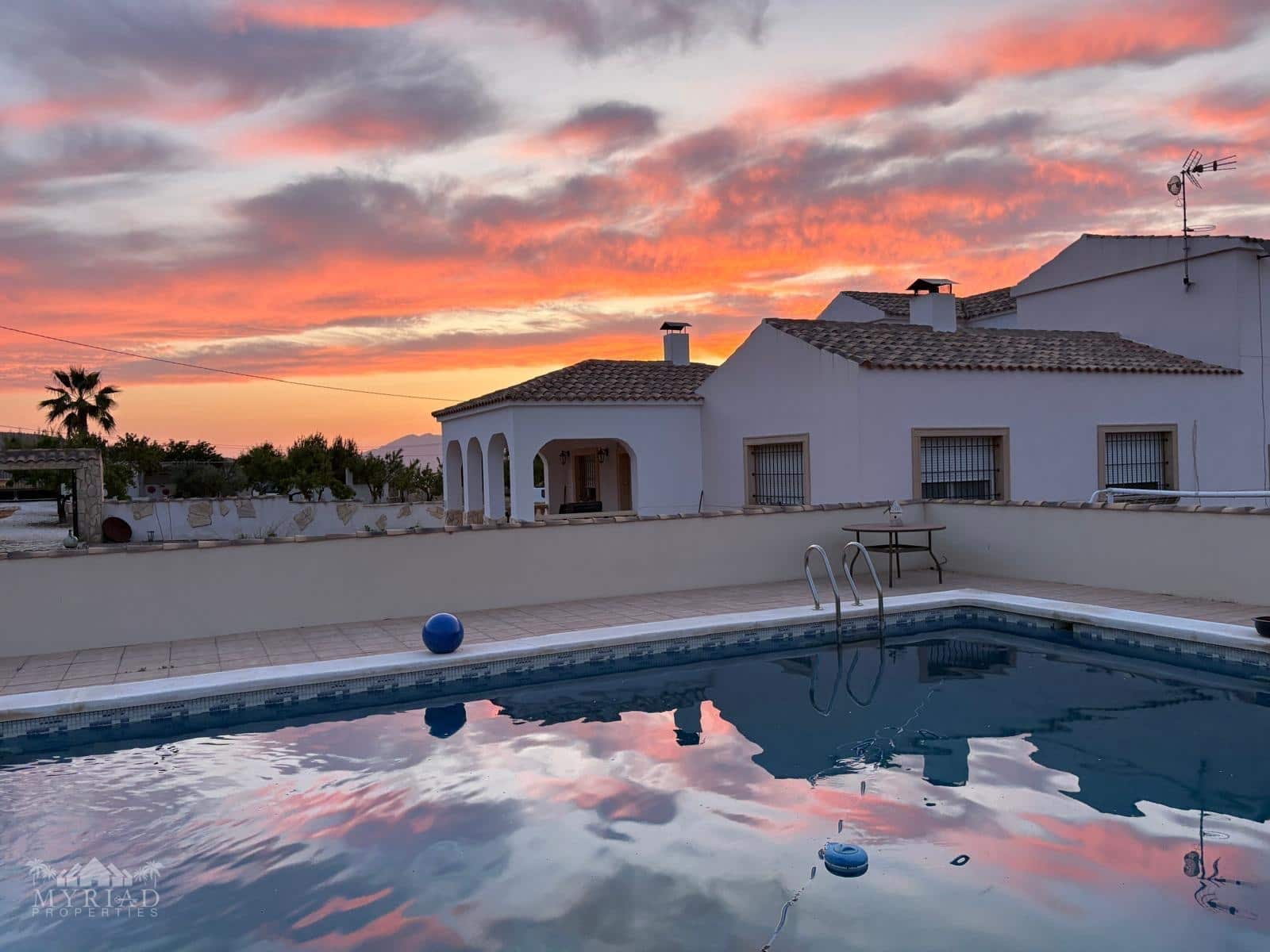 6 bedroom Villa for sale in Pinoso with pool - € 649,995 (Ref: 9387493)
