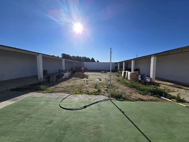 Kommersiell til salgs i Sax med svømmebasseng - € 180 000 (Ref: 9414788)