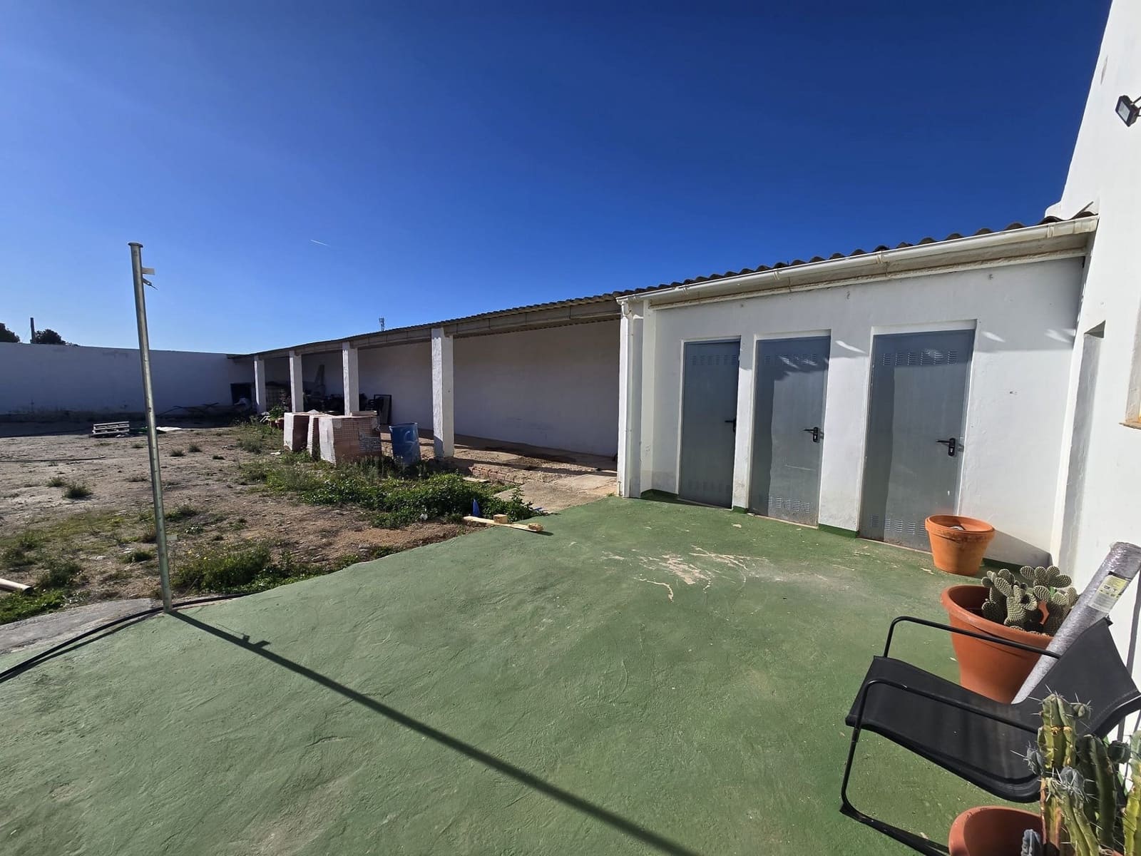 Kommersiell til salgs i Sax med svømmebasseng - € 180 000 (Ref: 9414788)