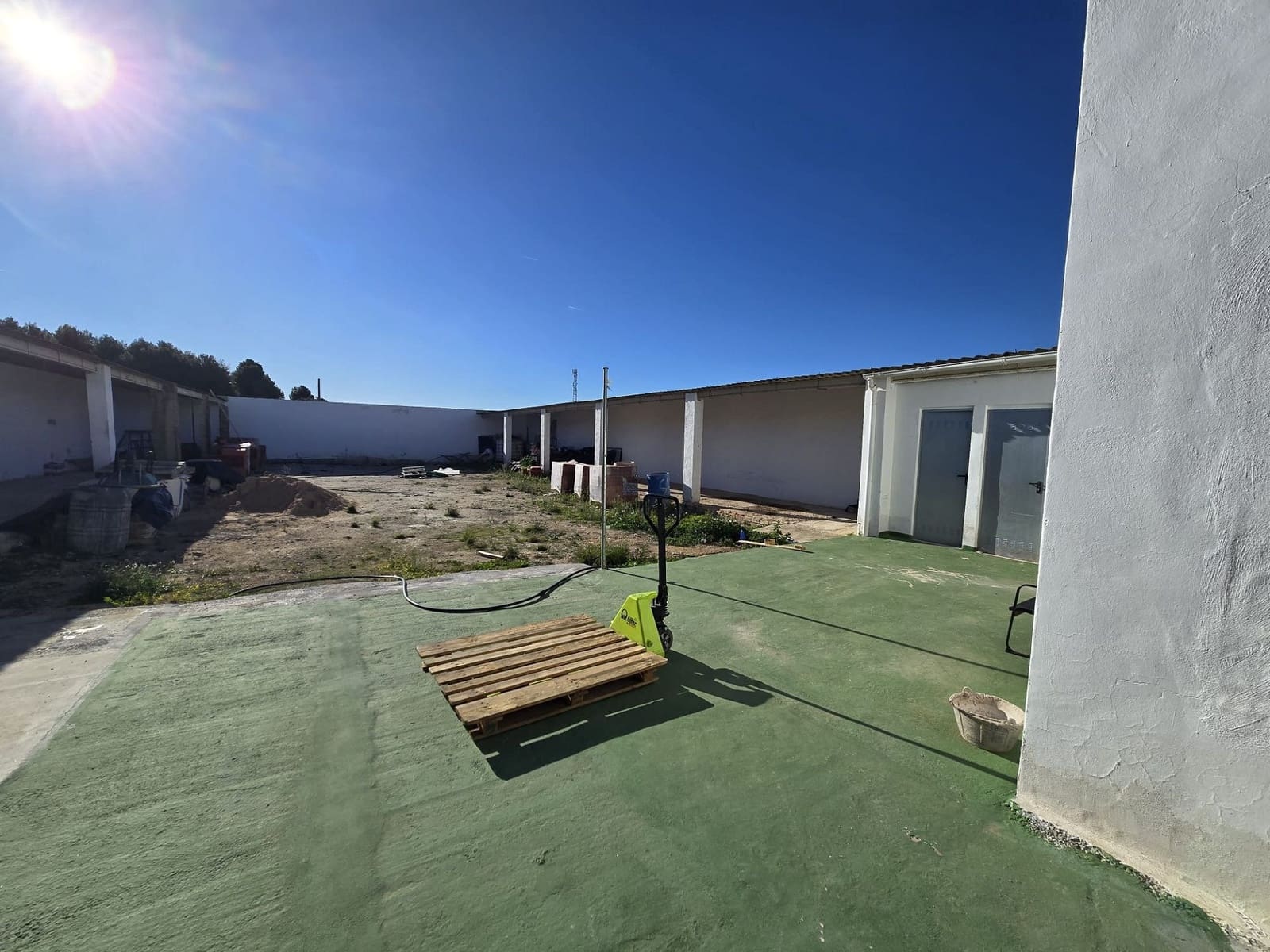 Kommersiell til salgs i Sax med svømmebasseng - € 180 000 (Ref: 9414788)