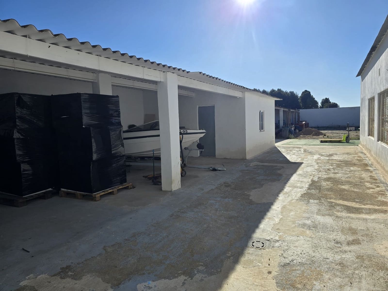 Kommersiell til salgs i Sax med svømmebasseng - € 180 000 (Ref: 9414788)