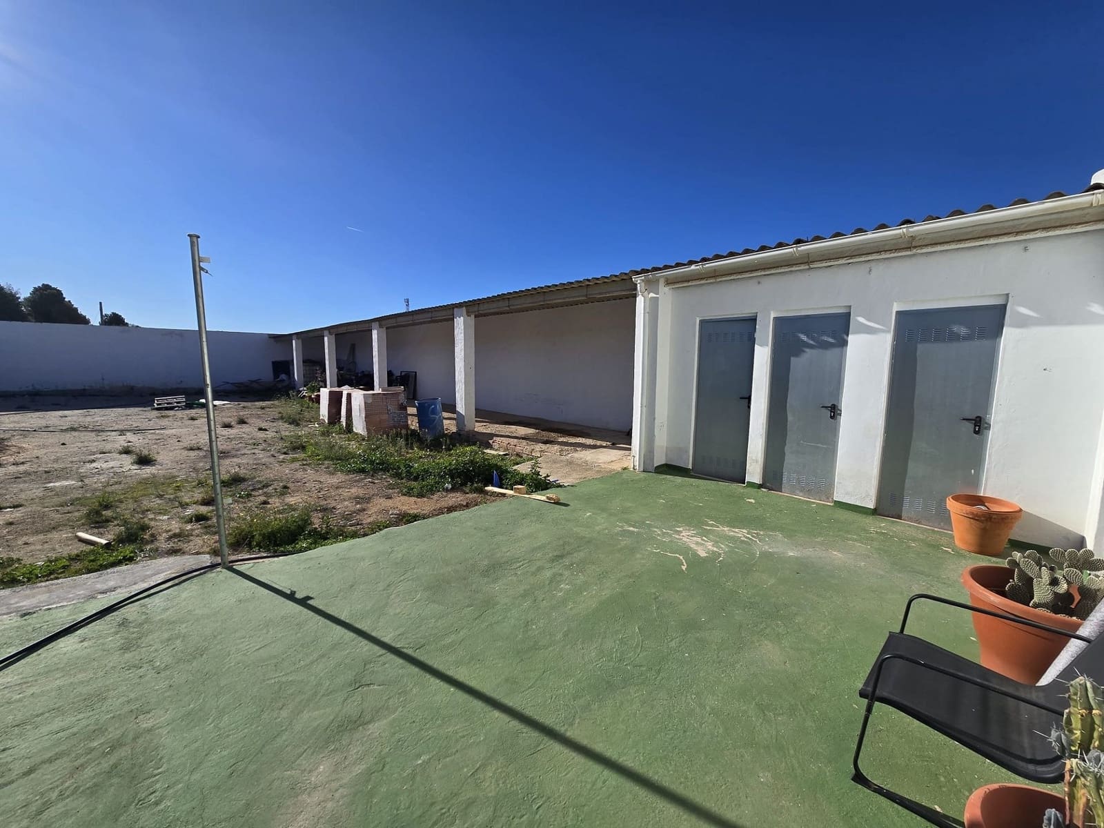 Kommersiell til salgs i Sax med svømmebasseng - € 180 000 (Ref: 9414788)