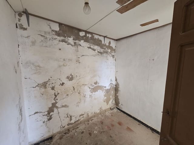 Ruin for sale in Sax - € 43,500 (Ref: 9428194)