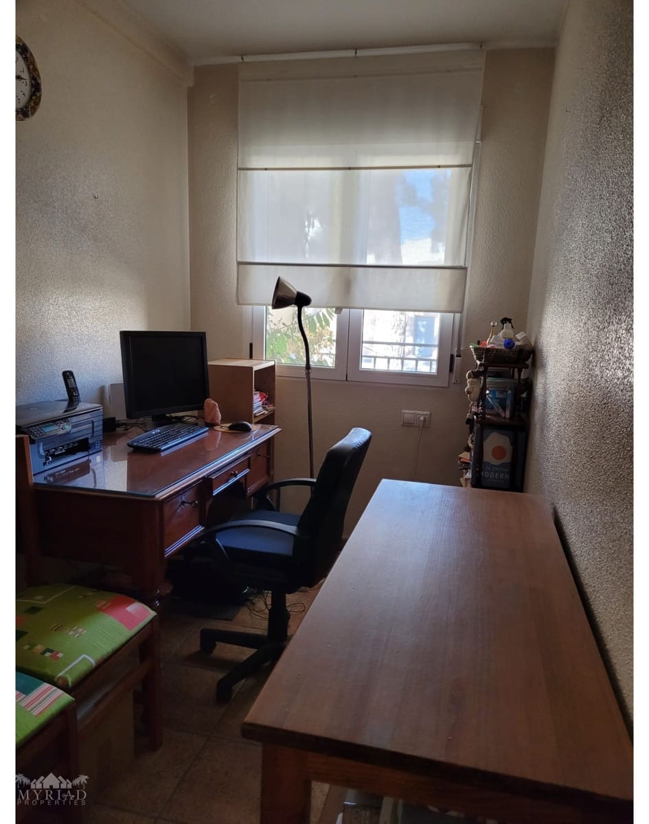 5 bedroom Townhouse for sale in Pinoso with pool - € 125,000 (Ref: 9436736)