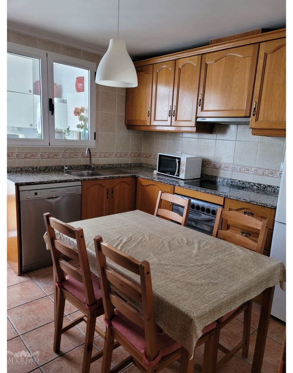 5 bedroom Townhouse for sale in Pinoso with pool - € 125,000 (Ref: 9436736)