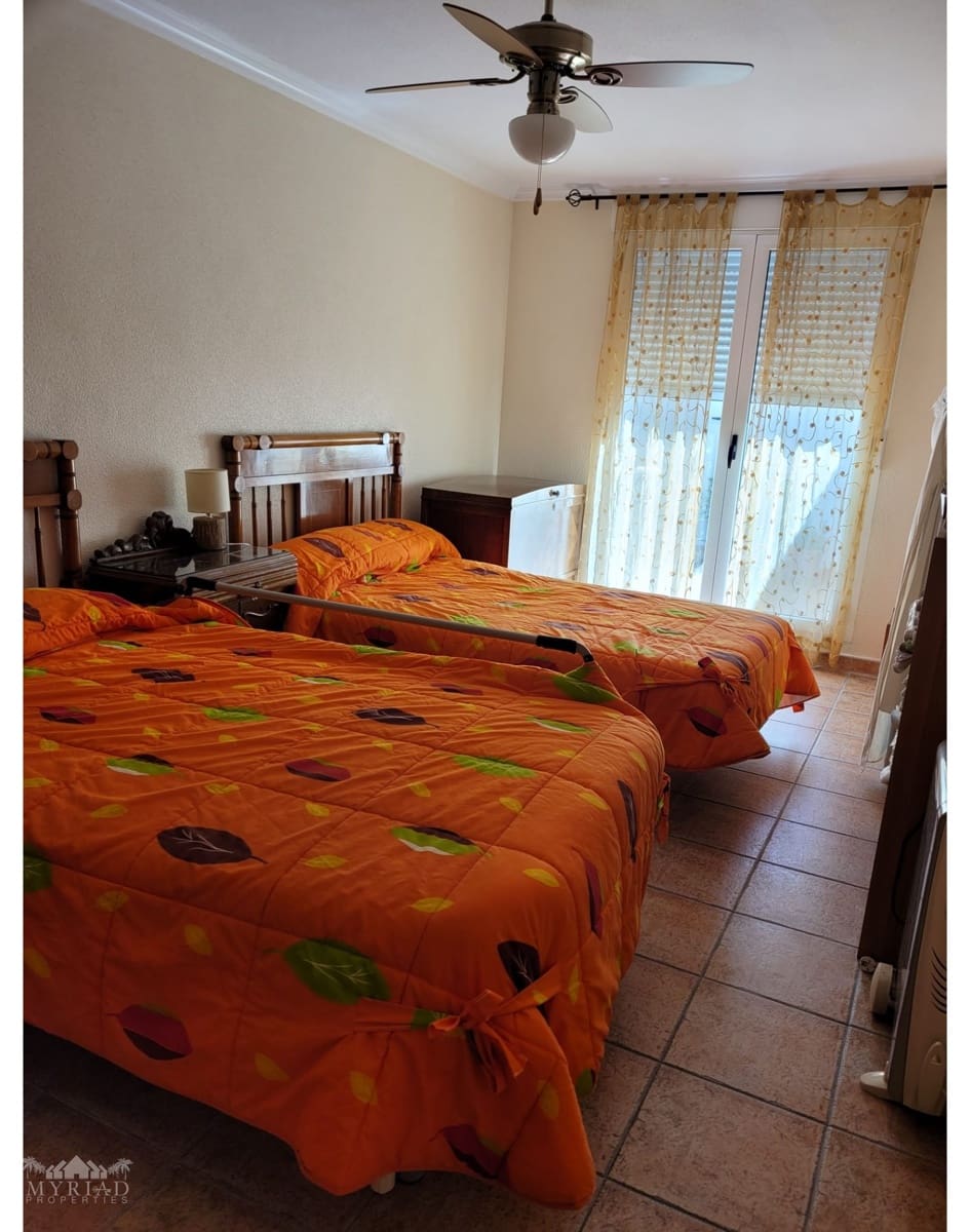 5 bedroom Townhouse for sale in Pinoso with pool - € 125,000 (Ref: 9436736)