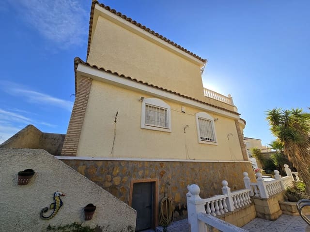 5 bedroom Villa for sale in Monforte del Cid with pool - € 350,000 (Ref: 9453567)