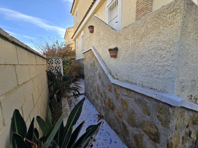 5 bedroom Villa for sale in Monforte del Cid with pool - € 350,000 (Ref: 9453567)