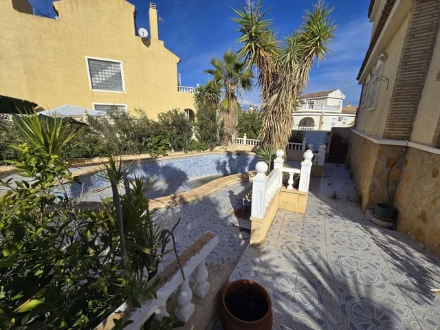 5 bedroom Villa for sale in Monforte del Cid with pool - € 350,000 (Ref: 9453567)