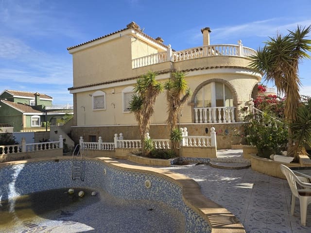 5 bedroom Villa for sale in Monforte del Cid with pool - € 350,000 (Ref: 9453567)