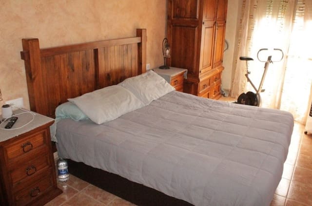 3 Zimmer Haus zu verkaufen in Pinoso mit Pool Garage - 157.995 € (Ref: 9478579)