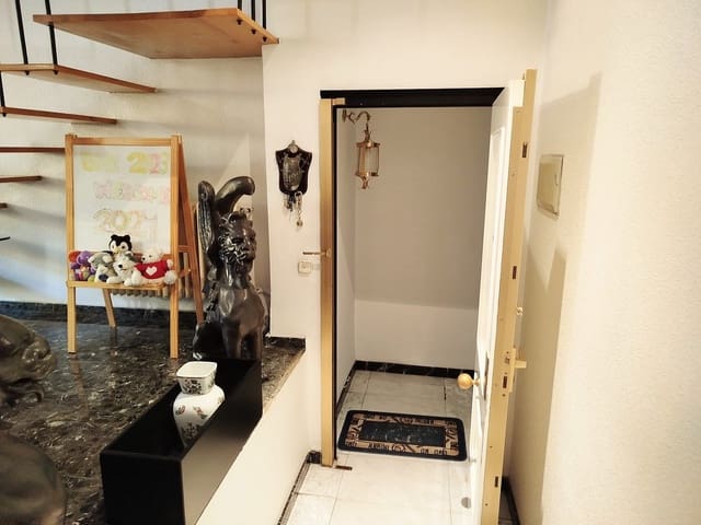 Casa de 4 habitaciones en Yecla en venta con piscina garaje - 170.000 € (Ref: 9478580)