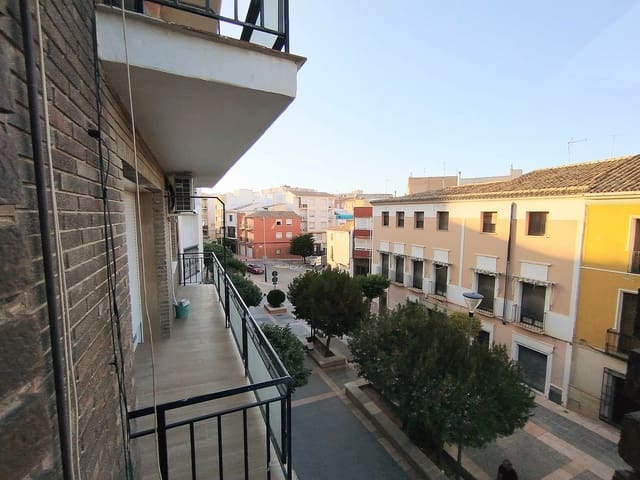 Casa de 4 habitaciones en Yecla en venta con piscina garaje - 170.000 € (Ref: 9478580)