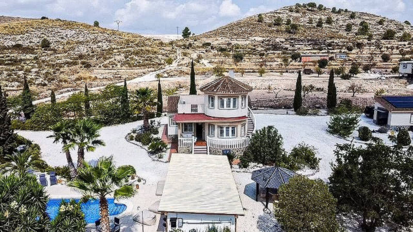 Chalet de 5 habitaciones en Pinoso en venta con piscina - 425.000 € (Ref: 9522951)