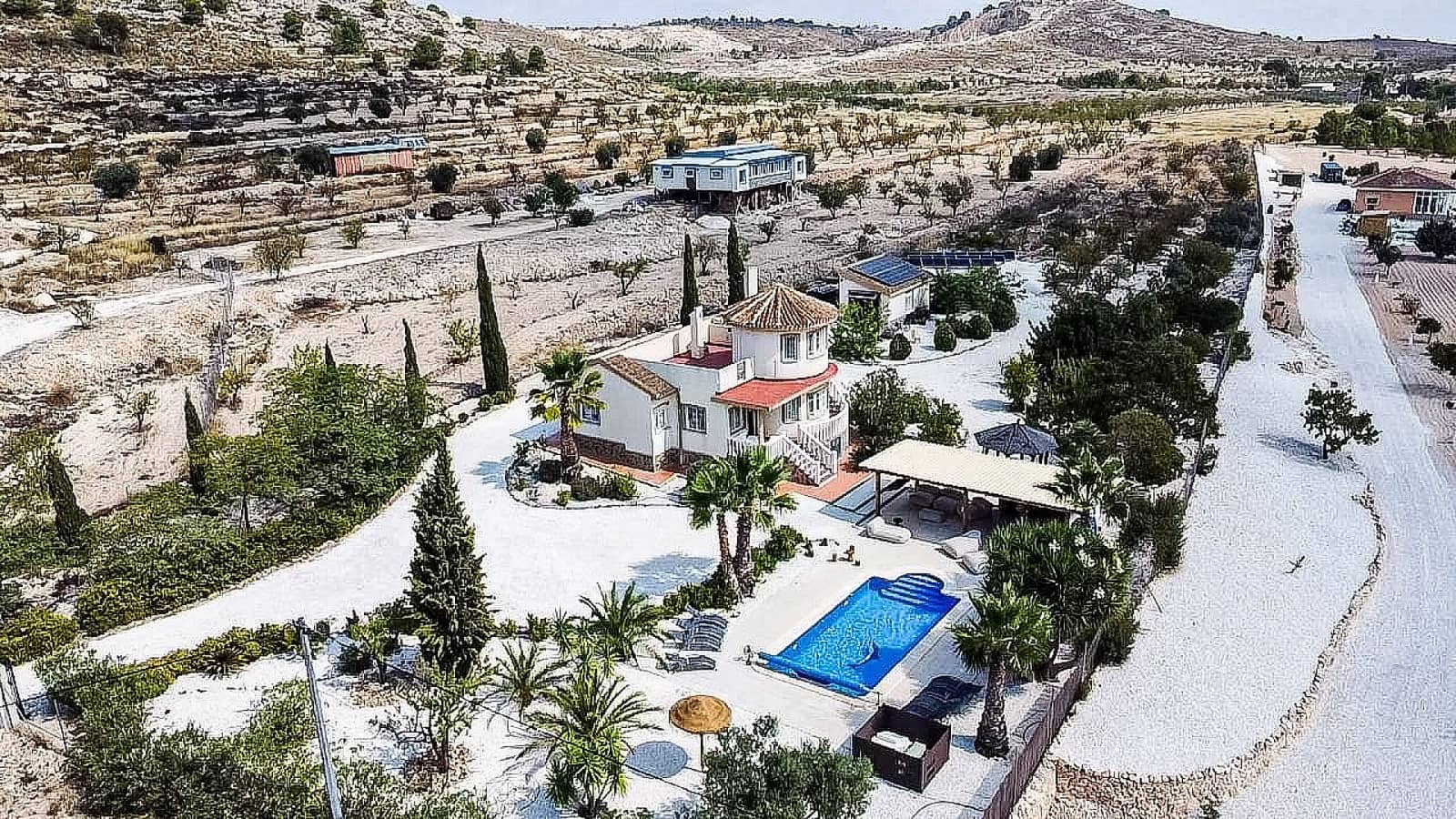 Chalet de 5 habitaciones en Pinoso en venta con piscina - 425.000 € (Ref: 9522951)