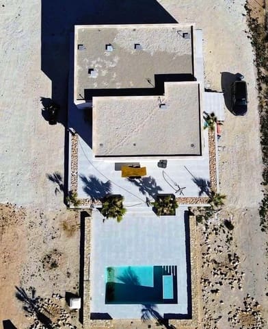 Chalet de 4 habitaciones en Pinoso en venta con piscina - 449.950 € (Ref: 9522956)