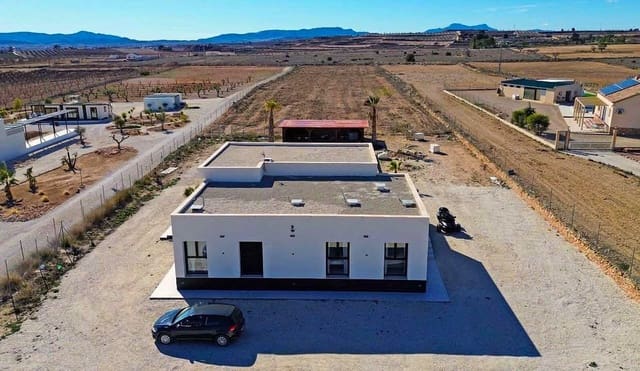 Chalet de 4 habitaciones en Pinoso en venta con piscina - 449.950 € (Ref: 9522956)