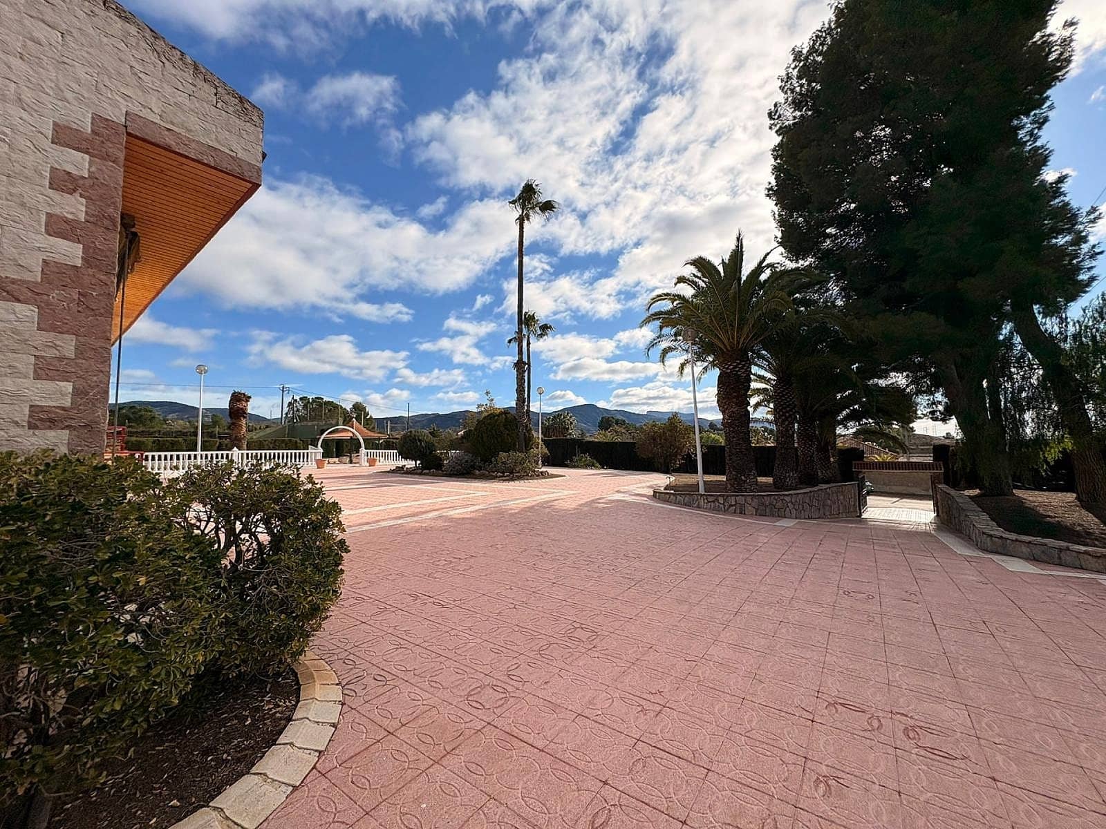 Chalet de 3 habitaciones en Sax en venta con piscina garaje - 575.000 € (Ref: 9522977)