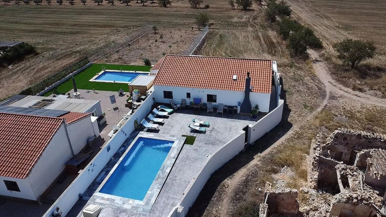 3 bedroom Villa for sale in Caudete with pool - € 249,995 (Ref: 9522979)