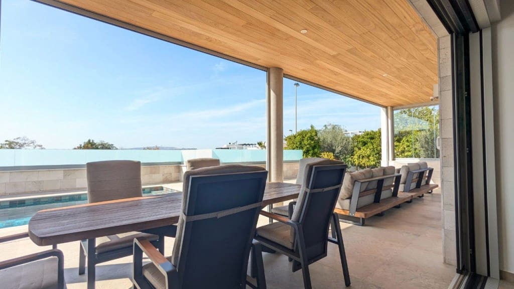 4 bedroom Villa for sale in Benijofar with pool garage - € 1,495,000 (Ref: 9523000)