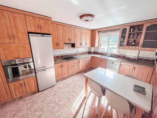 5 chambre Maison de Ville à vendre à Pinoso avec piscine garage - 249 000 € (Ref: 9523009)