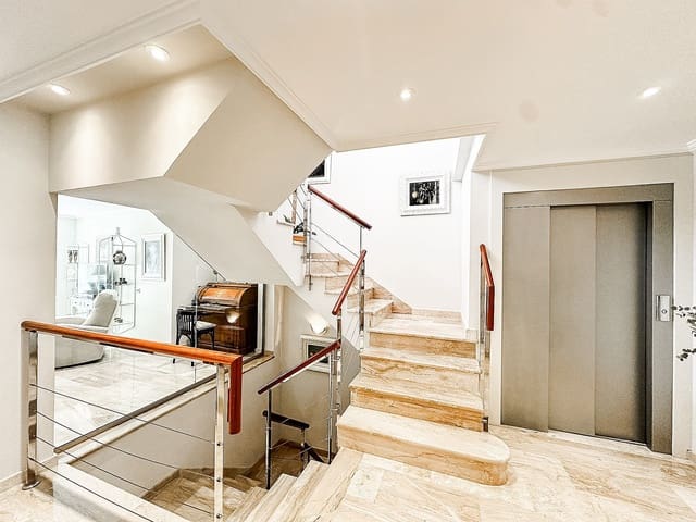 5 bedroom Townhouse for sale in Almansa with pool - € 345,000 (Ref: 9523019)