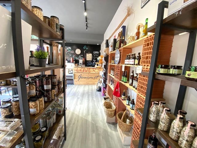 Commercial for sale in Pinoso with pool - € 40,000 (Ref: 9526155)