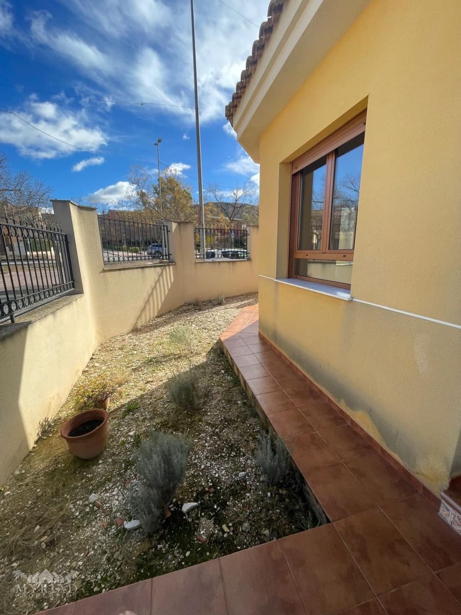 4 soveværelse Byhus til salg i Pinoso med swimmingpool - € 235.000 (Ref: 9535532)