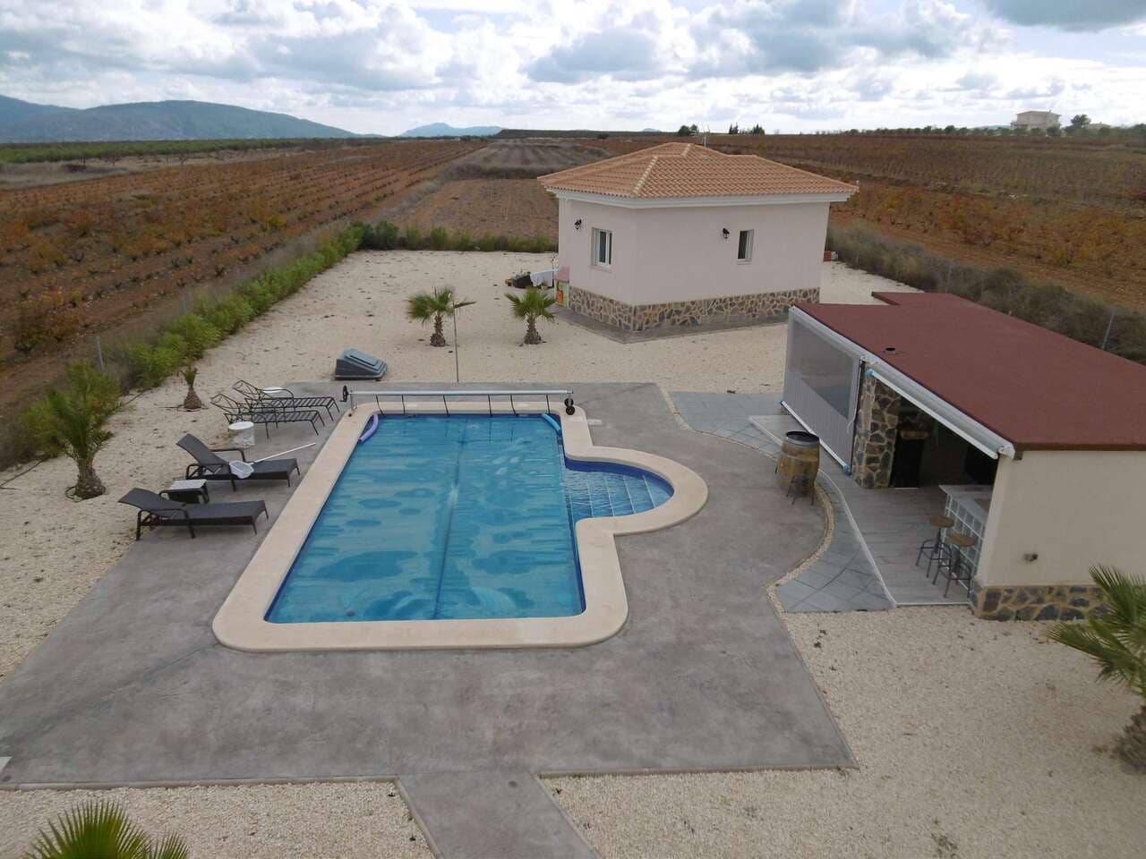 Chalet de 3 habitaciones en Pinoso en venta con piscina - 375.000 € (Ref: 9560923)
