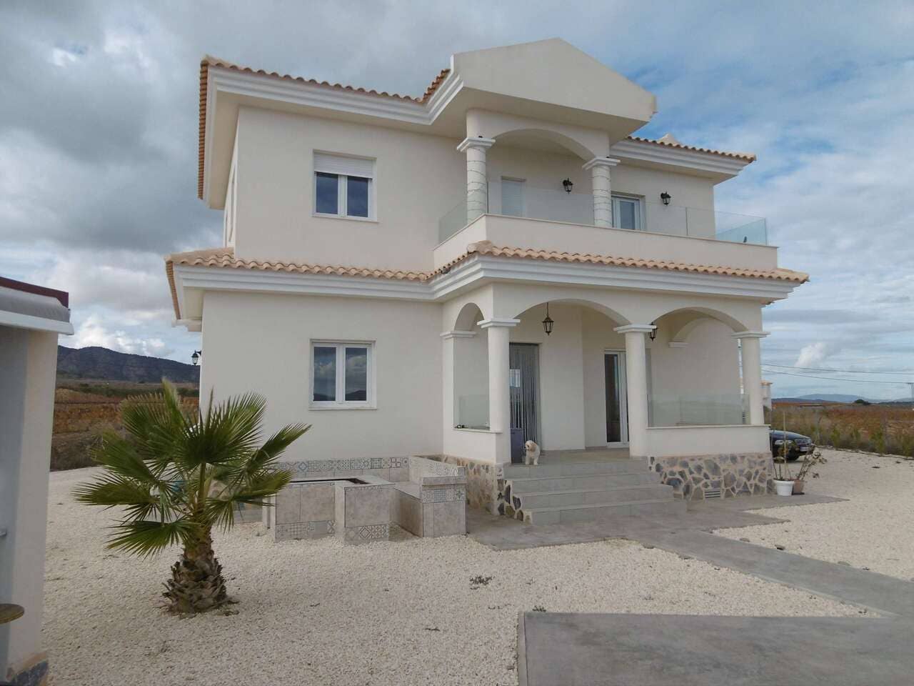 Chalet de 3 habitaciones en Pinoso en venta con piscina - 375.000 € (Ref: 9560923)