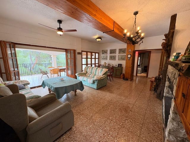 4 bedroom Villa for sale in Sax with pool garage - € 315,000 (Ref: 9590729)