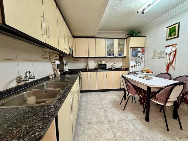 5 makuuhuone Huoneisto myytävänä paikassa Pinoso mukana uima-altaan - 130 000 € (Ref: 9610832)