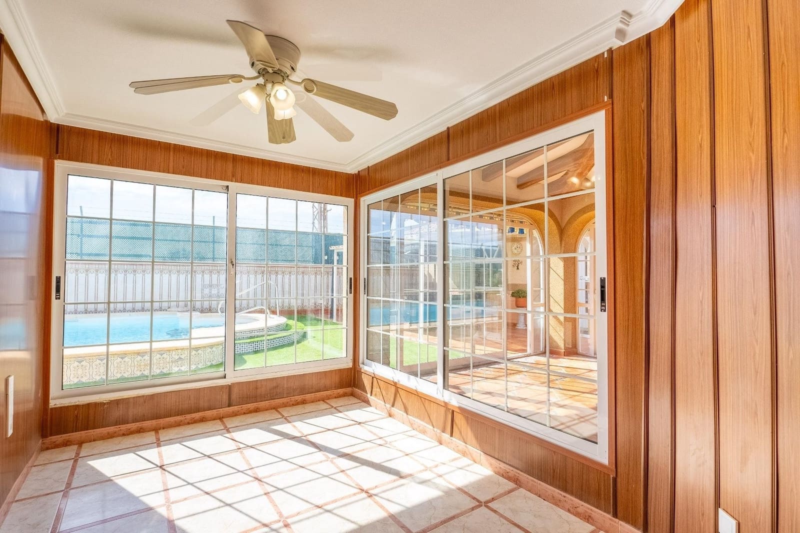 Chalet de 6 habitaciones en Torrevieja en venta con piscina garaje - 645.000 € (Ref: 9650697)