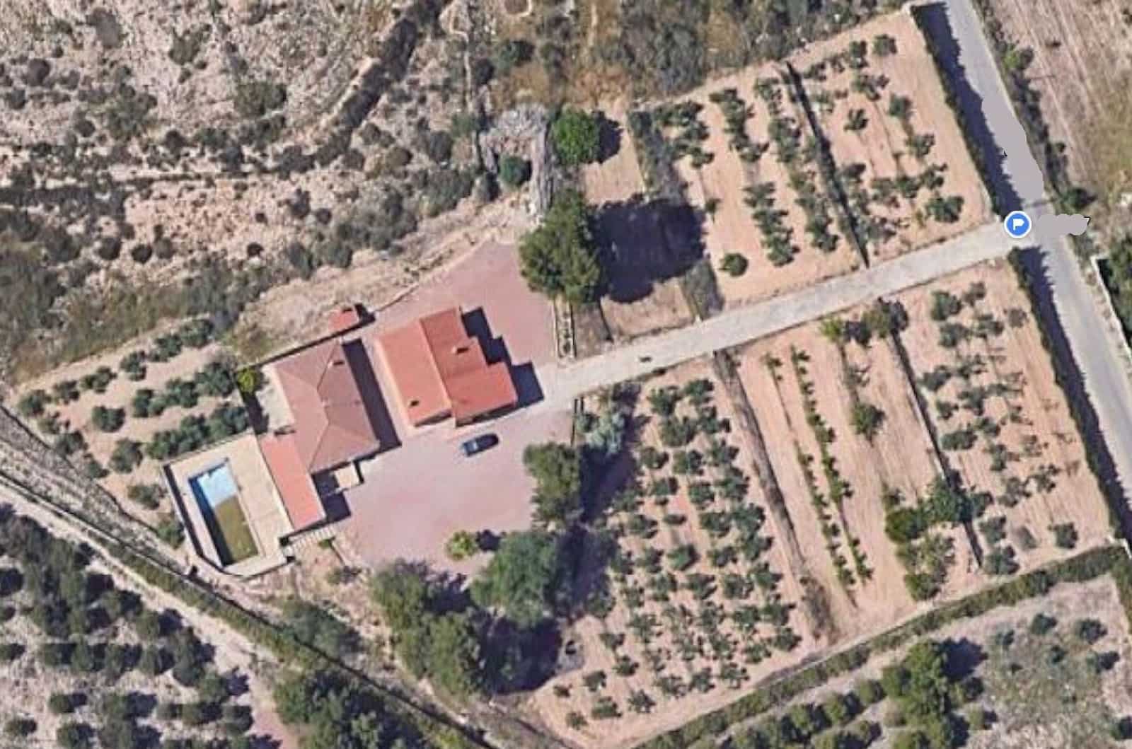 6 bedroom Villa for sale in Elda with pool garage - € 190,000 (Ref: 9669992)