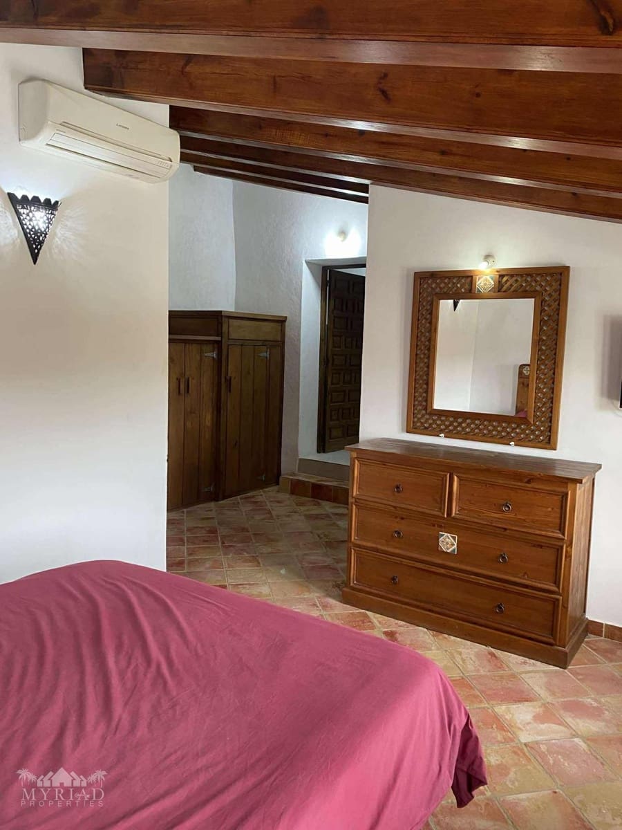 5 bedroom Finca/Country House for sale in Yecla with pool - € 340,000 (Ref: 9707988)