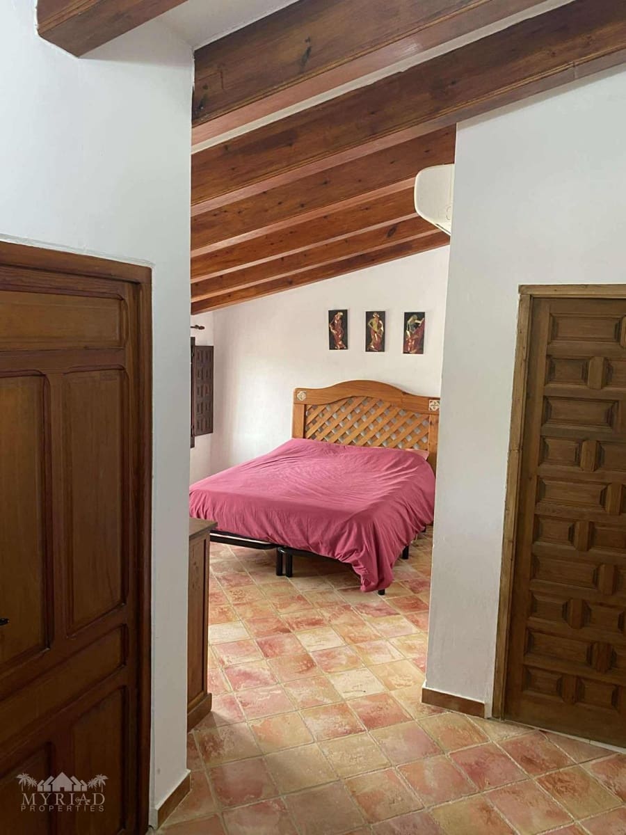 5 bedroom Finca/Country House for sale in Yecla with pool - € 340,000 (Ref: 9707988)