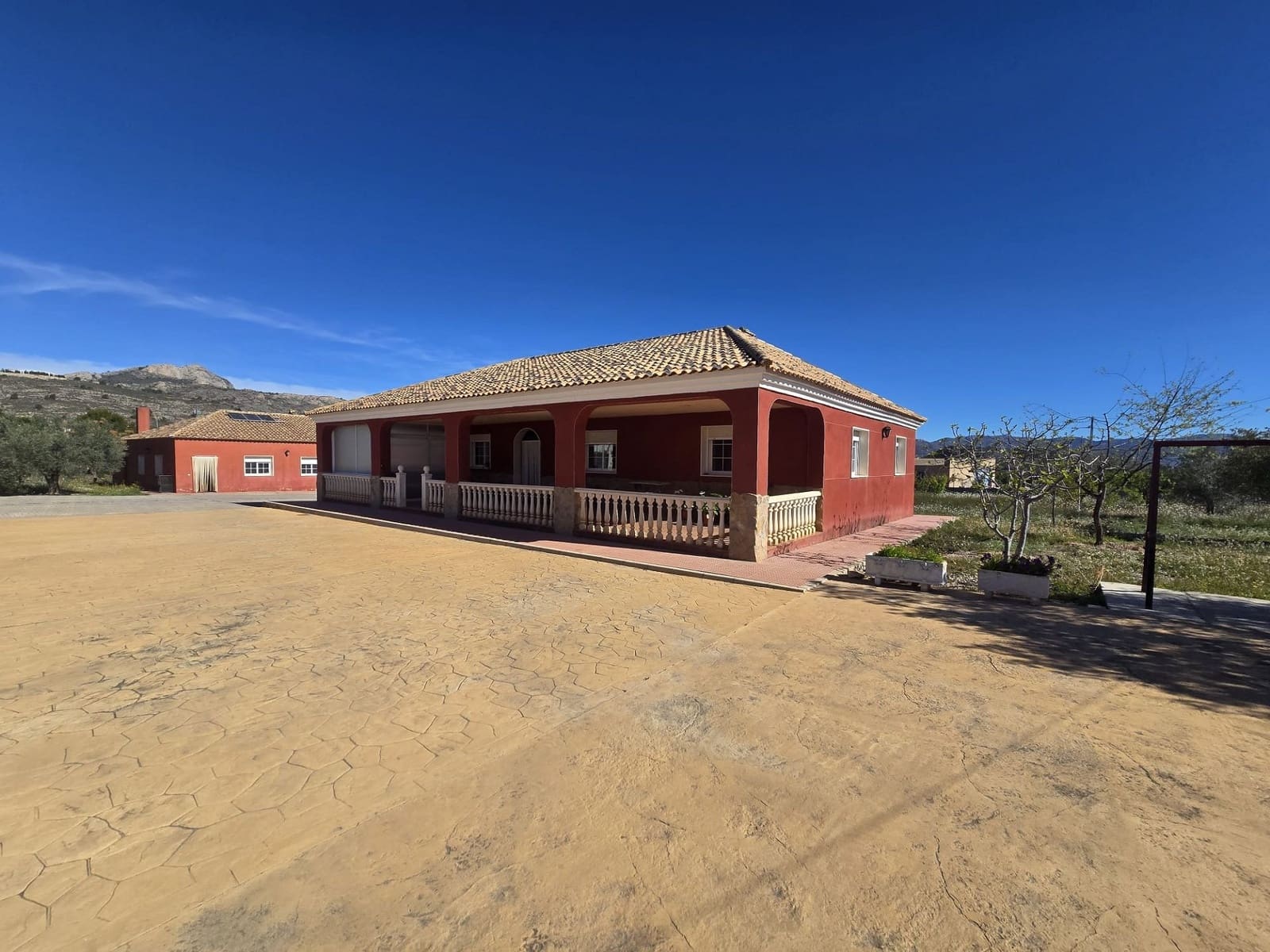 8 bedroom Villa for sale in Sax with pool garage - € 599,950 (Ref: 9713535)