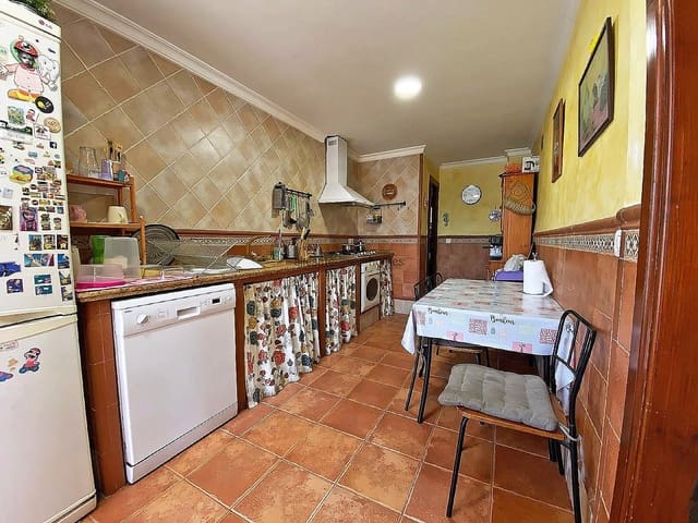 3 bedroom Apartment for sale in Pinoso with garage - € 120,000 (Ref: 9714537)