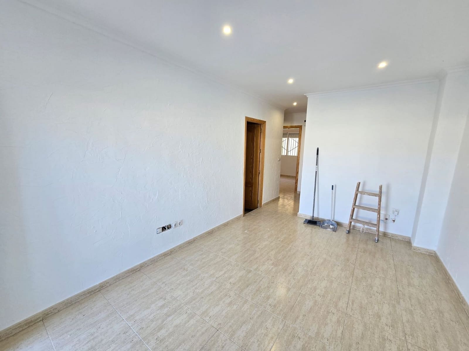 4 bedroom Townhouse for sale in Salinas with garage - € 119,000 (Ref: 9739274)