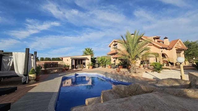 5 soveværelse Villa til salg i Pinoso med swimmingpool - € 499.995 (Ref: 9753632)