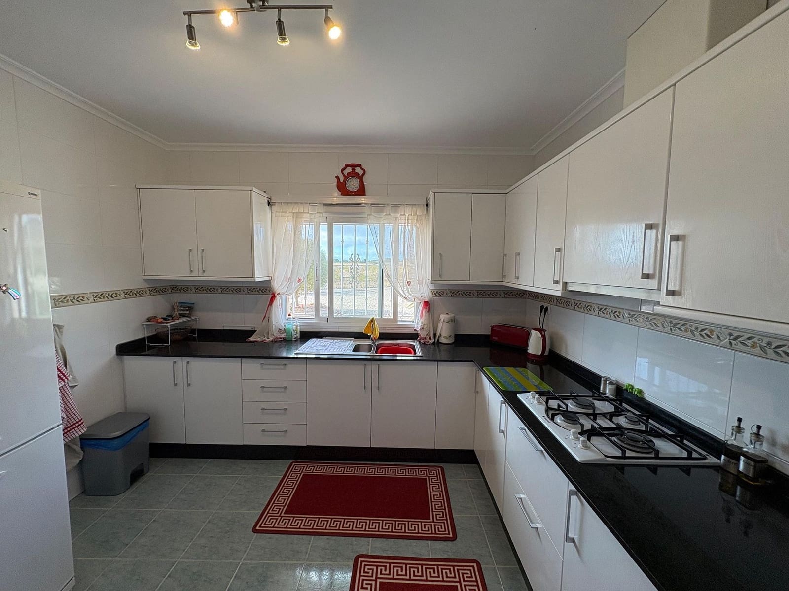 Chalet de 3 habitaciones en Pinoso en venta con piscina garaje - 299.995 € (Ref: 9761684)