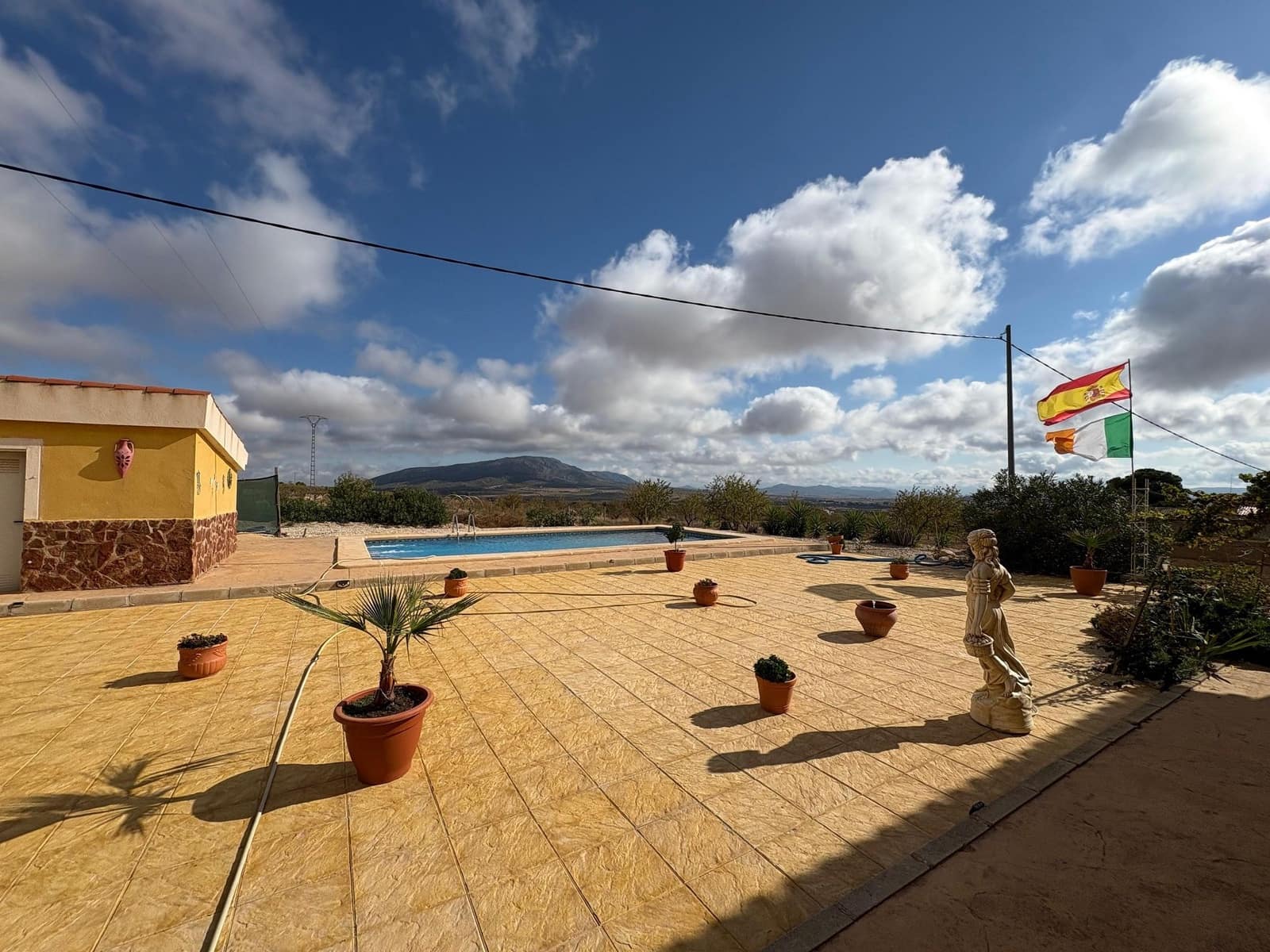 Chalet de 3 habitaciones en Pinoso en venta con piscina garaje - 299.995 € (Ref: 9761684)