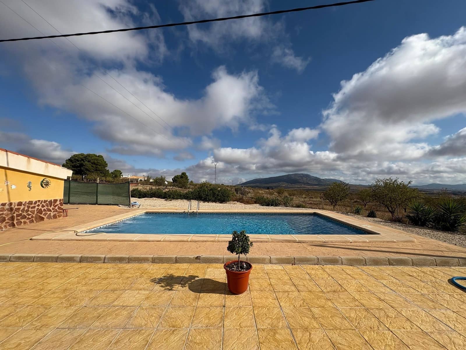 Chalet de 3 habitaciones en Pinoso en venta con piscina garaje - 299.995 € (Ref: 9761684)