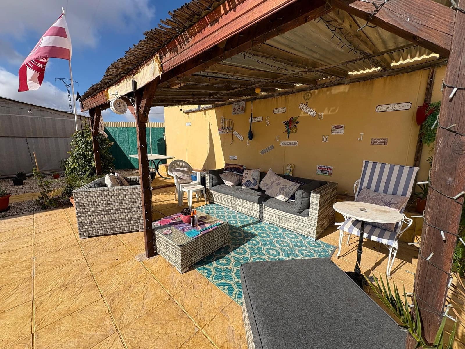 Chalet de 3 habitaciones en Pinoso en venta con piscina garaje - 299.995 € (Ref: 9761684)