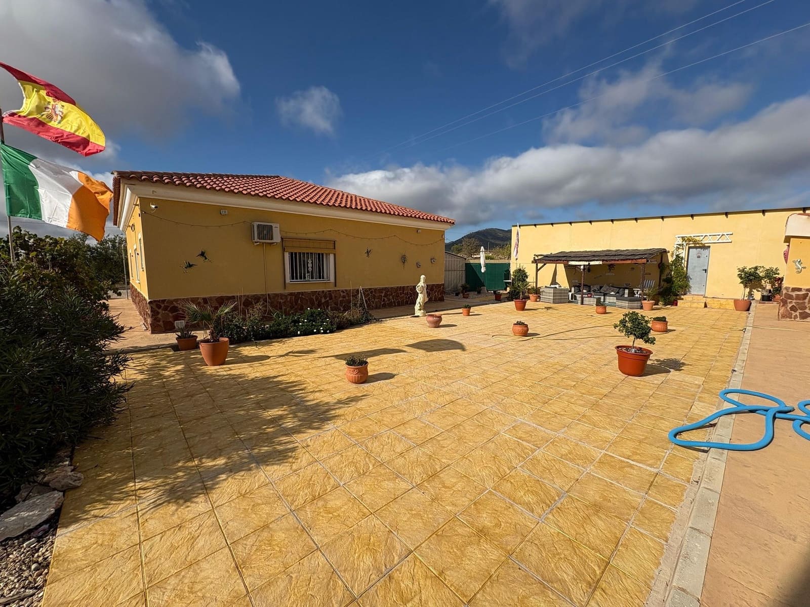 Chalet de 3 habitaciones en Pinoso en venta con piscina garaje - 299.995 € (Ref: 9761684)