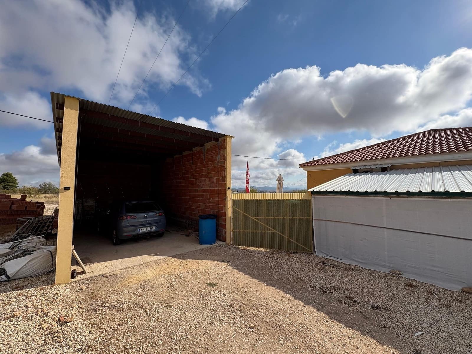 Chalet de 3 habitaciones en Pinoso en venta con piscina garaje - 299.995 € (Ref: 9761684)