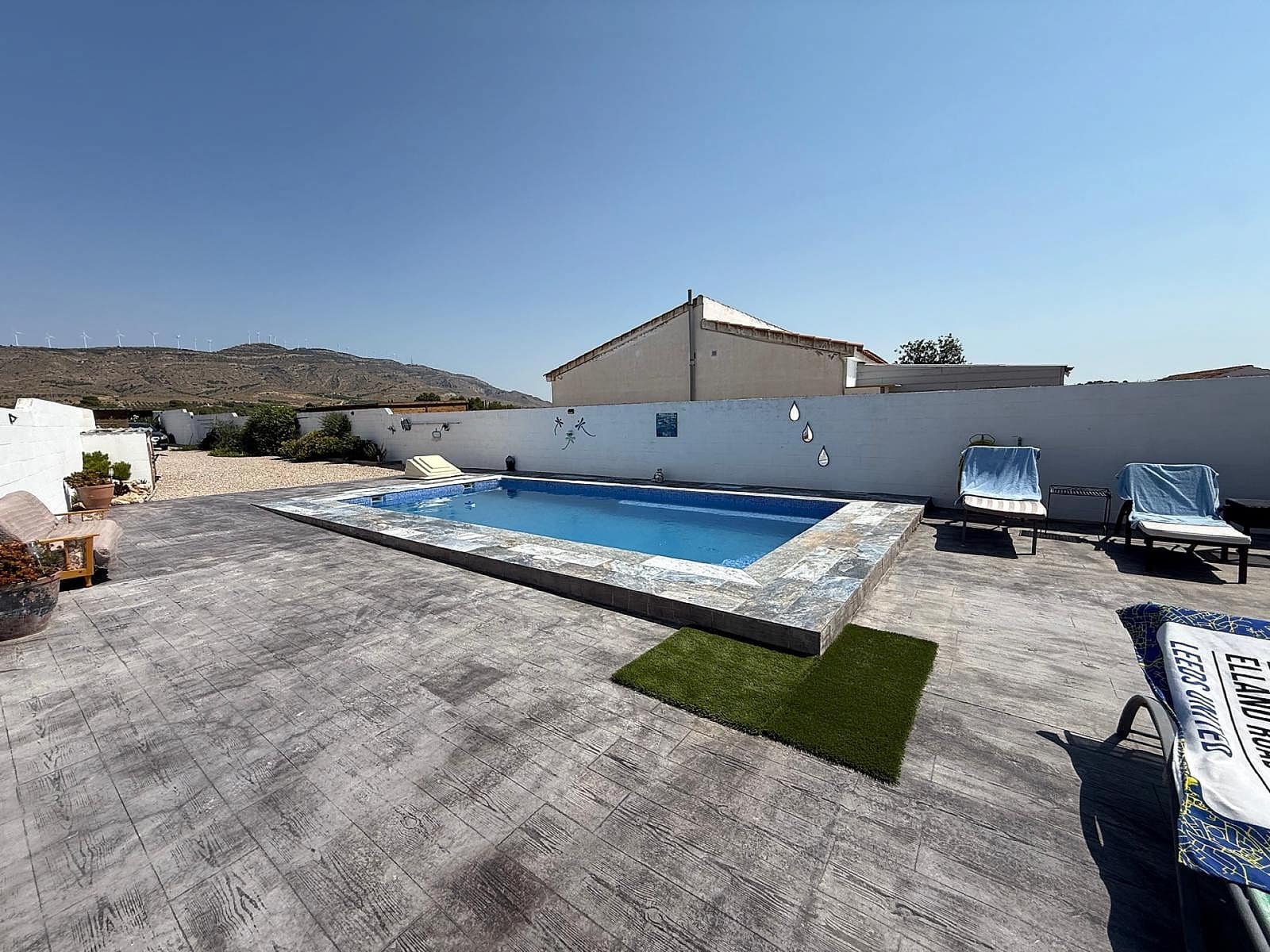 Chalet de 3 habitaciones en Caudete en venta con piscina - 229.995 € (Ref: 9777658)